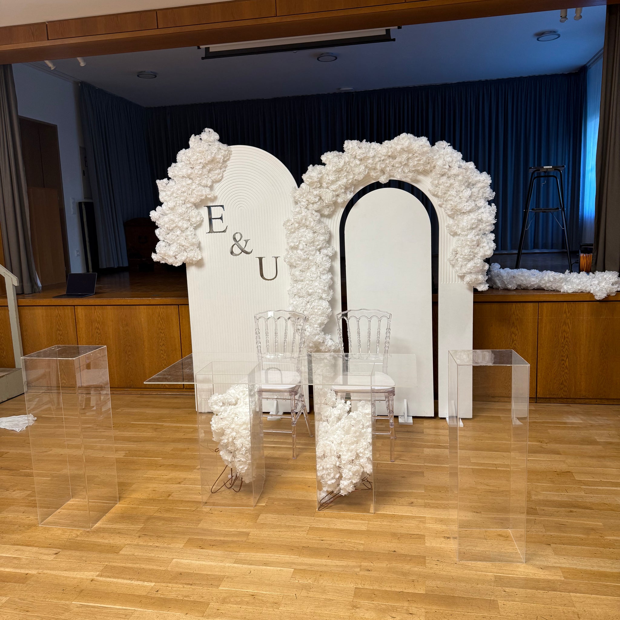 Plexiglas Tisch und 2x Säulen - Elegant & Modern