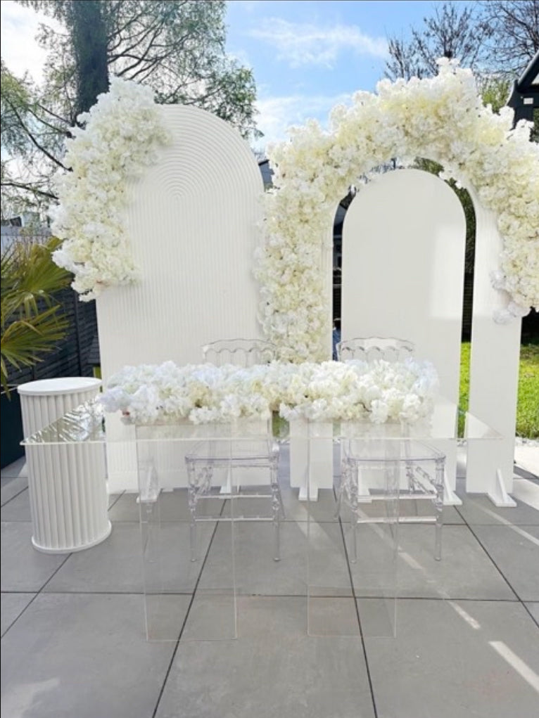 Plexiglas Tisch und 2x Säulen - Elegant & Modern